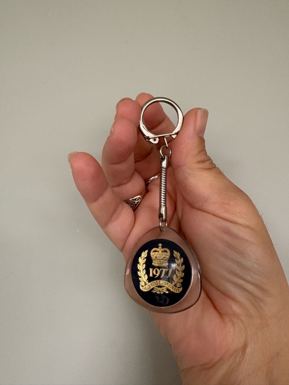 Vintage 1977 Queen’s Silver Jubilee Keychain – Double-Sided Royal Souvenir